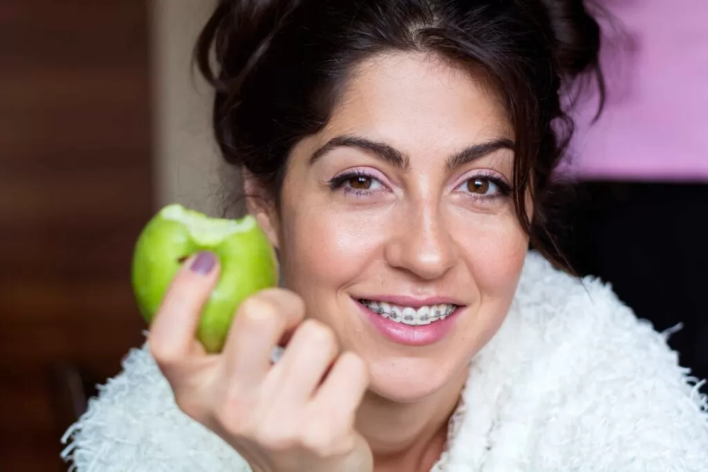 close-up-cheerful-woman-eating-apple (1)