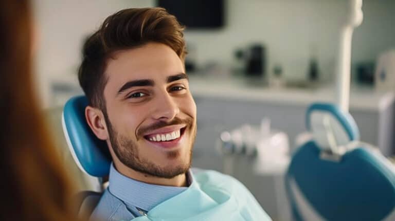 مريضة تبتسم بعد علاج العصب في Mint Dental Care