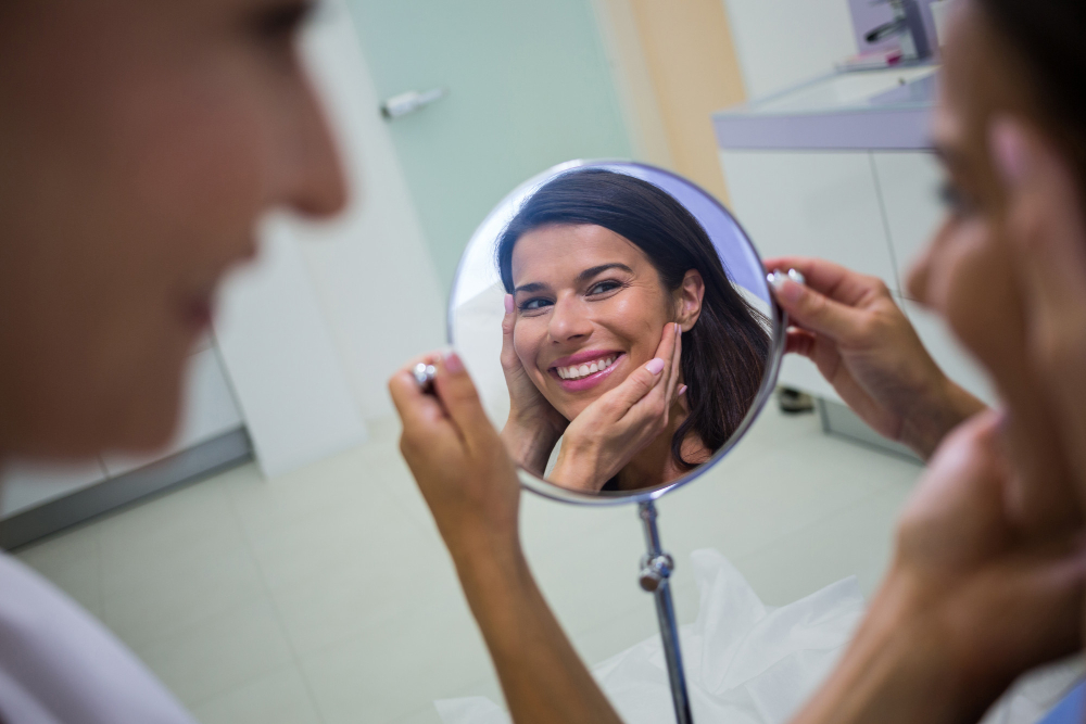 مريضة بعد تنظيف الفم الاحترافي في Mint Dental Care